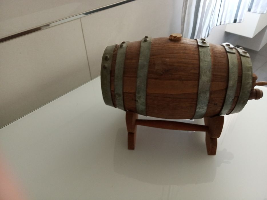 Barril de madeira em miniatura