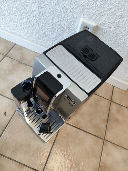 Кофеварка, кофемашина Delonghi Dinamica