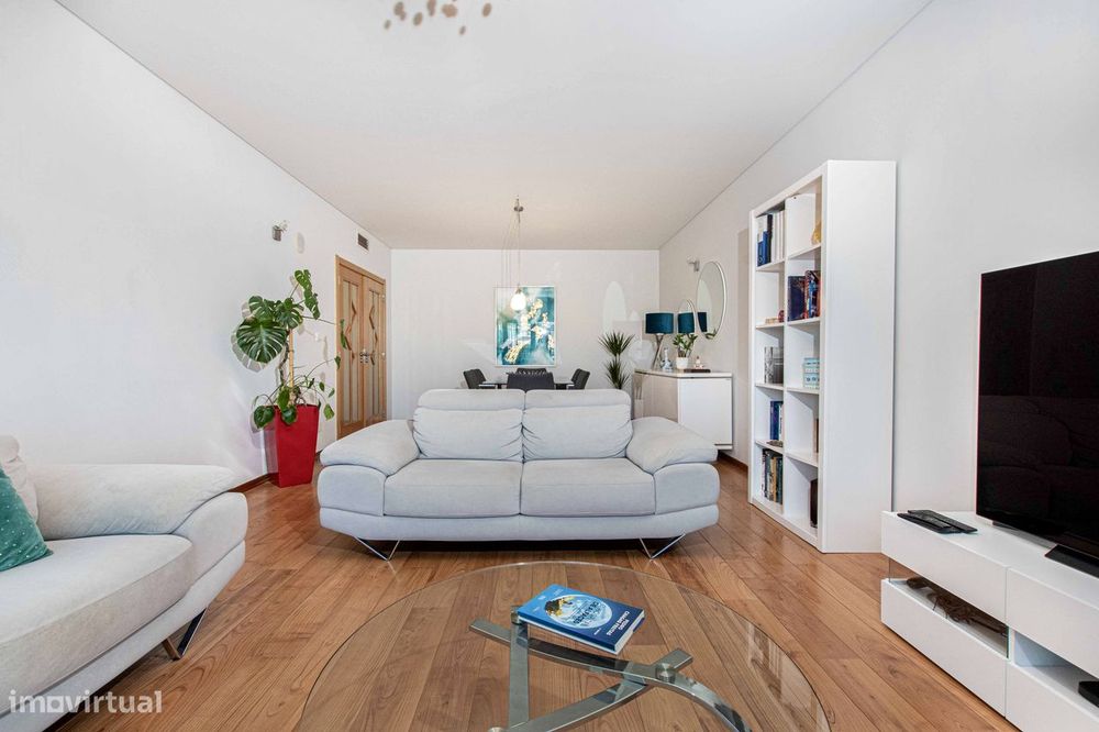 T3 com vista sobre o Jamor, box de 58 m² e condomínio com piscina