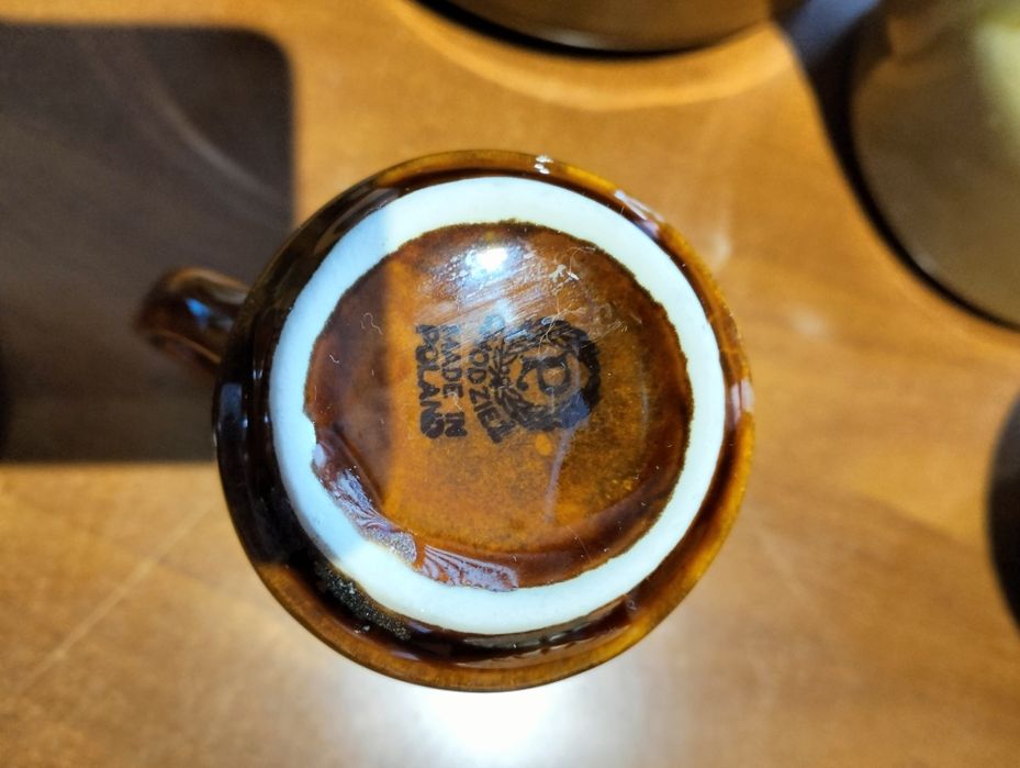 Kolekcja brązowej porcelany.