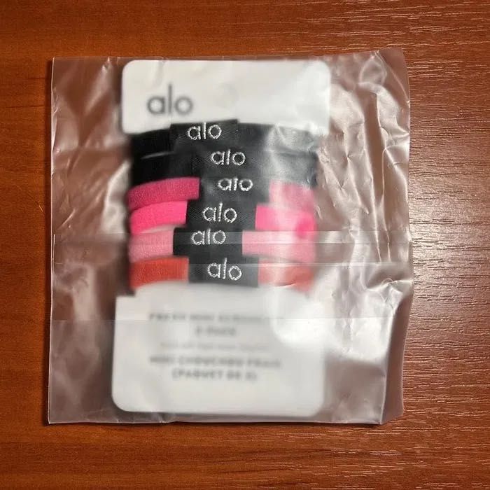 Набор резинок для волос черный розовый alo yoga mini scrunchie