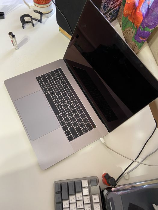 MacBook Pro 15” 2017 / i7 / 16GB / Retina / Touch ID