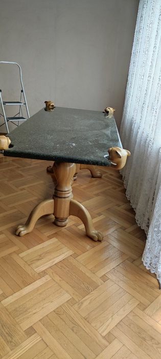 Різблений стіл з гранітною плитою
