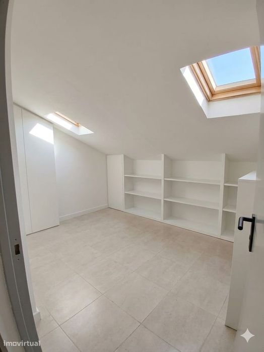 Apartamento T3 com varanda em Carcavelos
