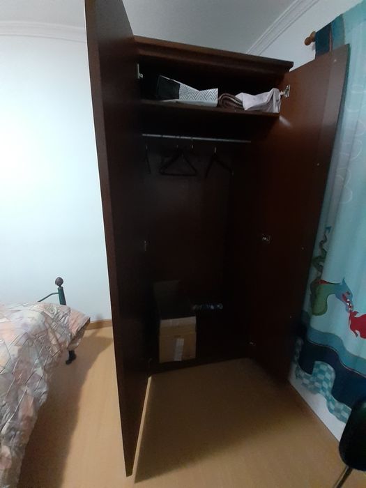 Roupeiro com porta espelhada