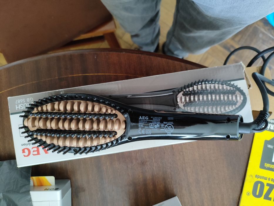 Escova alisadora de cabelo AEG.