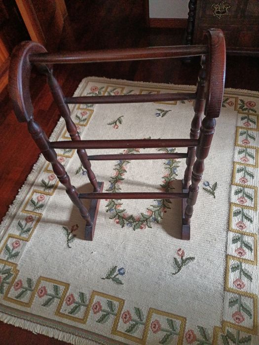 Suporte para toalhas de casa de banho em madeira/mogno