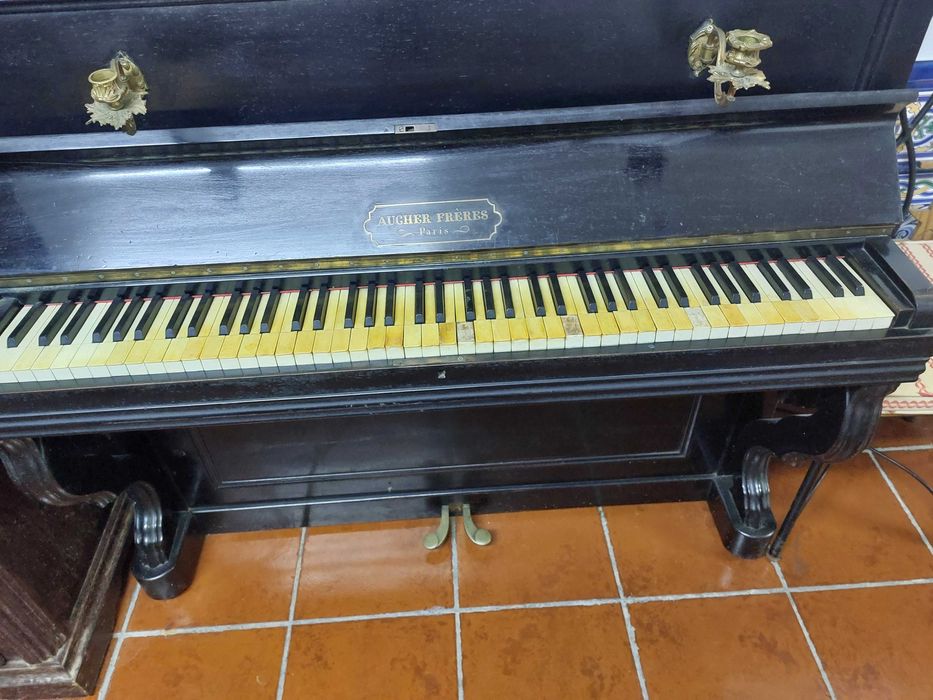 Piano Vertical em cor preto
