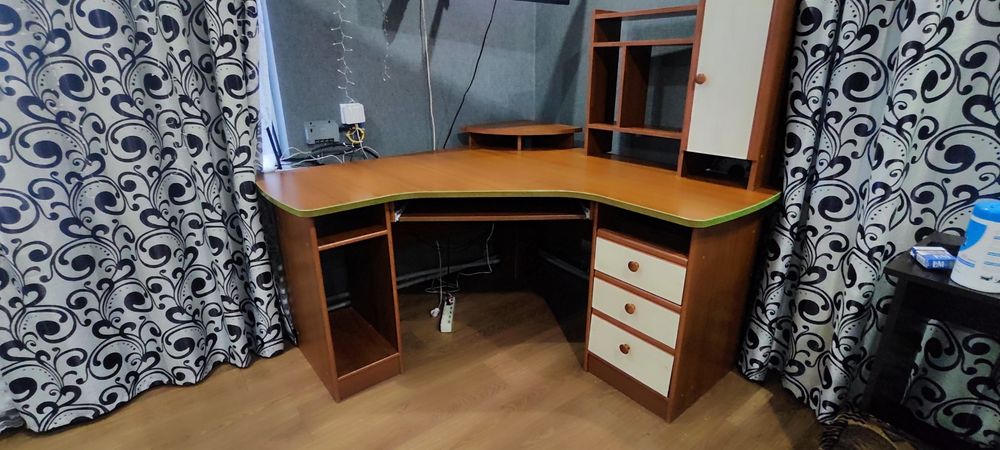 Продам угловий комп'ютерний стіл
