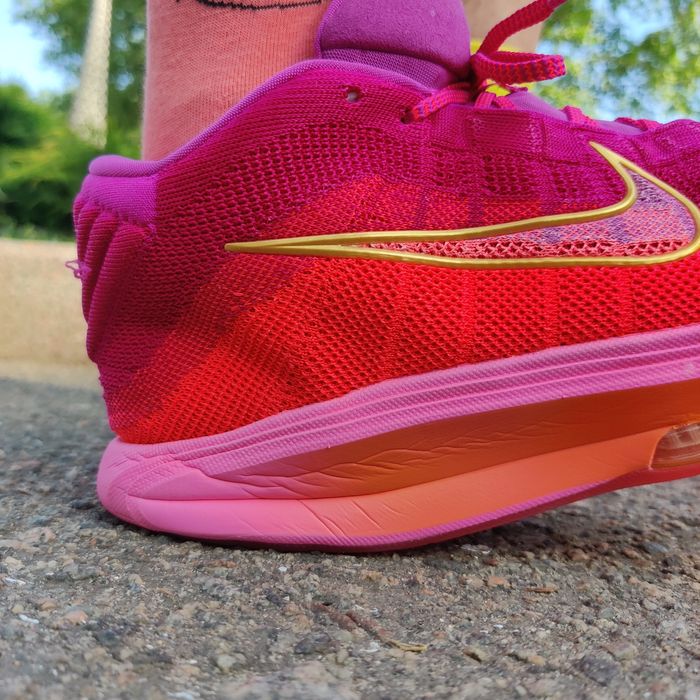 Рожеві баскетбольні волейбольні кросівки Nike hustle 3