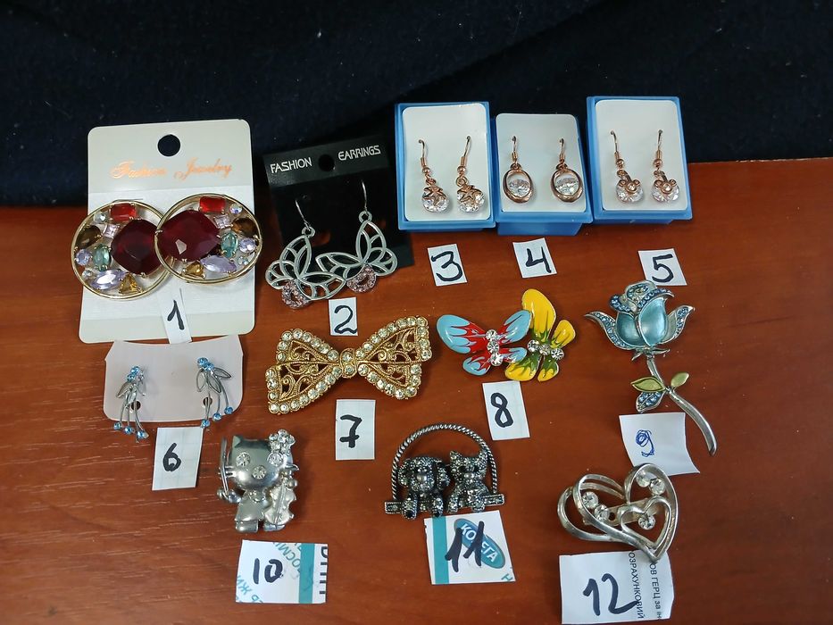 серьги, брошки, кольца,