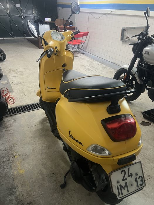 Vespa lx 125 yellow