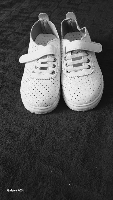 Продам дитяче зручне взуття.