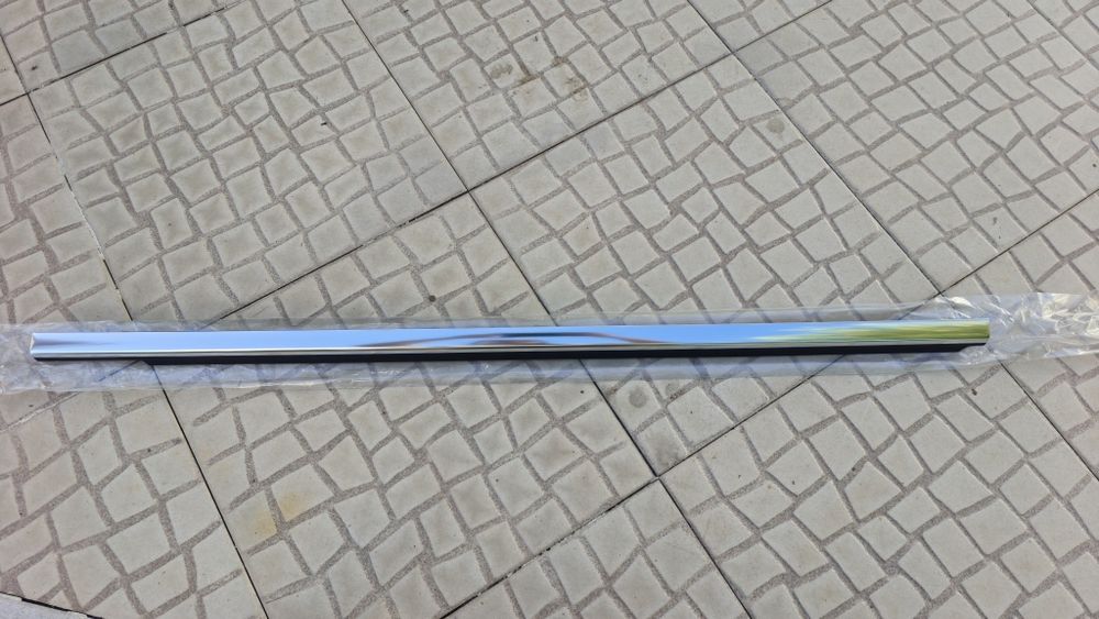 Friso  de Vedação / Raspador de Vidro - Mercedes (Peça Original e NOVA)