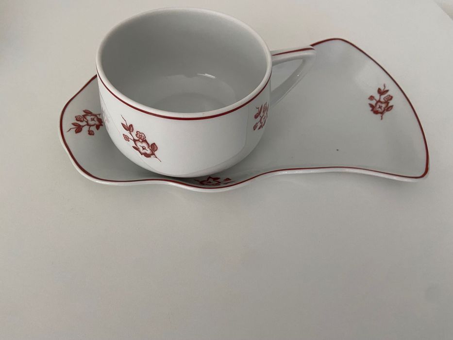 Chávena almoçadeira com prato de torradas Candal