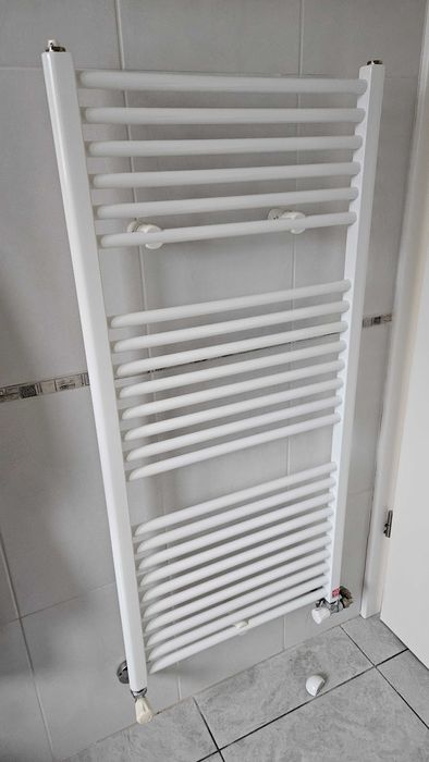 Radiador de casa de banho Poiares (Santo André) • OLX.pt