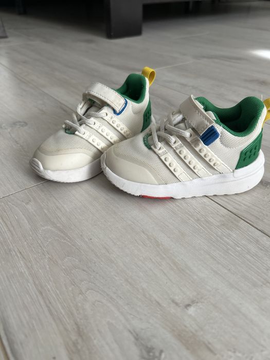 Кросівки Adidas.