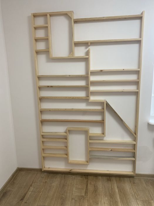 Drewniany regał na zabawki