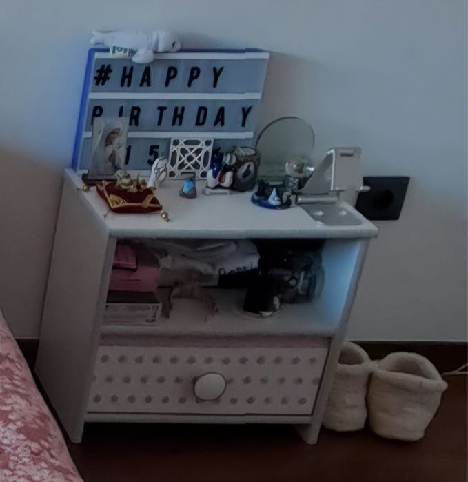 Cama, mesa de cabeceira e estante de livros