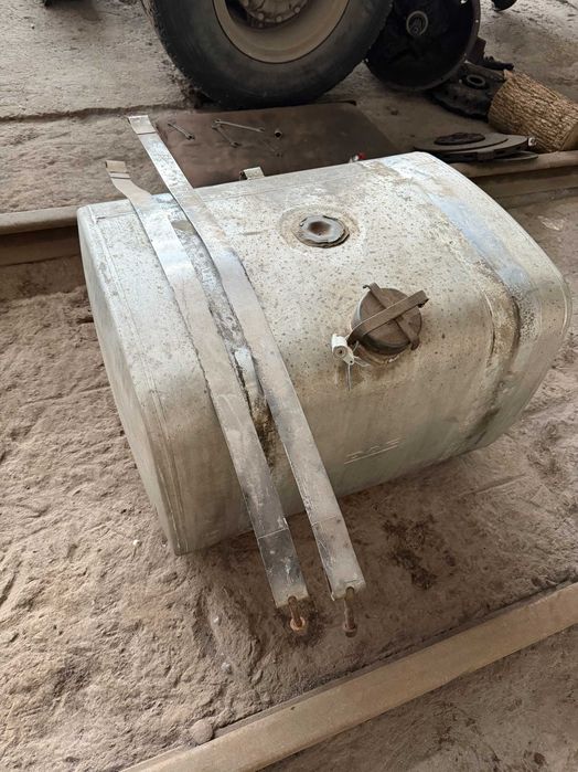 Паливні баки від DAF на 200л і 800л