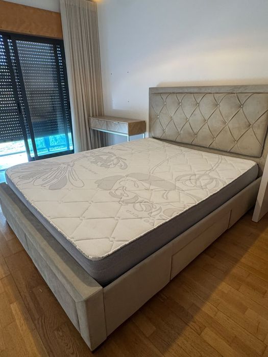 Cama de casal cinza (190m x 160m)