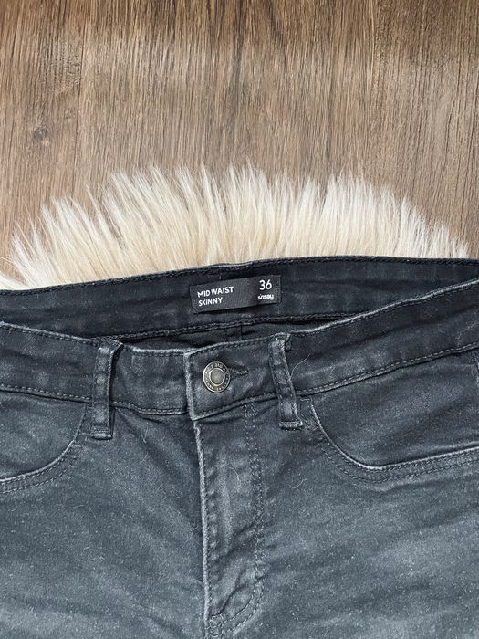 Sinsay jeansy mid waist czarne 36 s rurki spodnie skinny regular