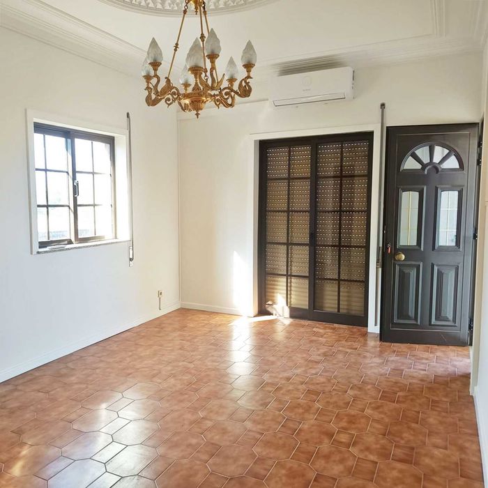 Apartamento com 1 quarto, cozinha, jardim e estacionamento