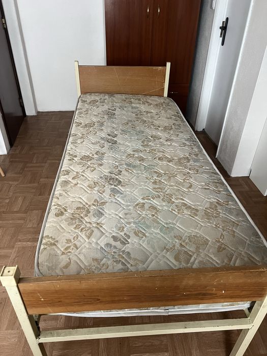 Vendo cama com colchao usado