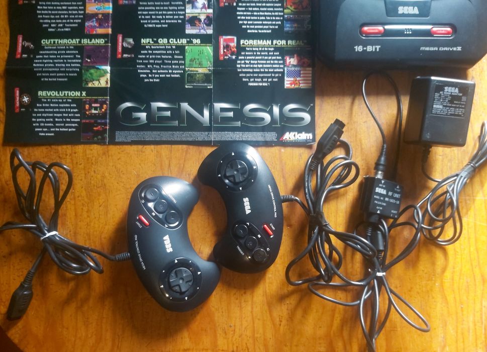 Mega drive ll com jogos pôster e 2 comandos.