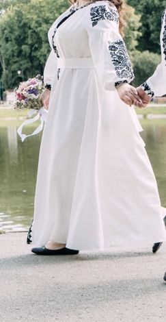 Вишита сукня великого розміру