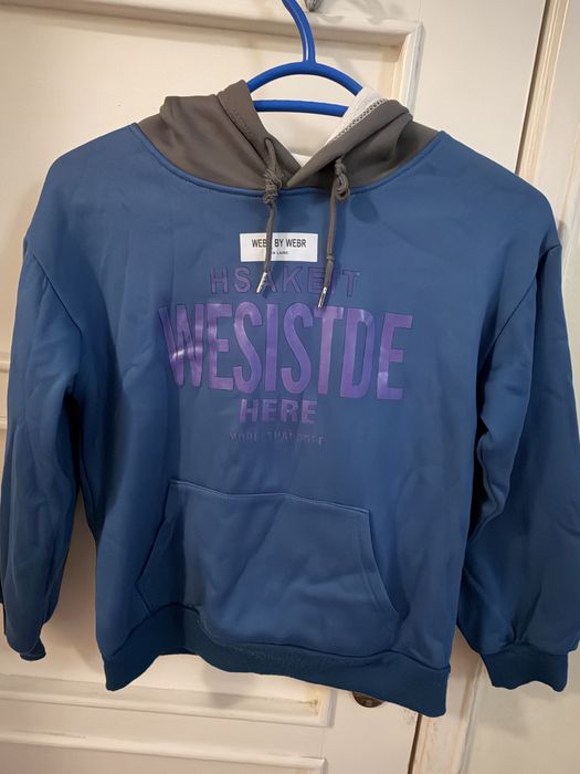 Sweatshirt de criança com capuz e forro polar, quente e confortável.
