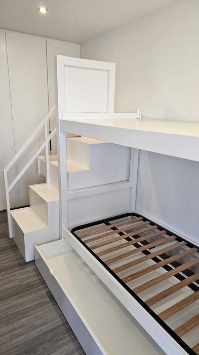 Beliche de Madeira Maciça com escada /gavetas largas impecável