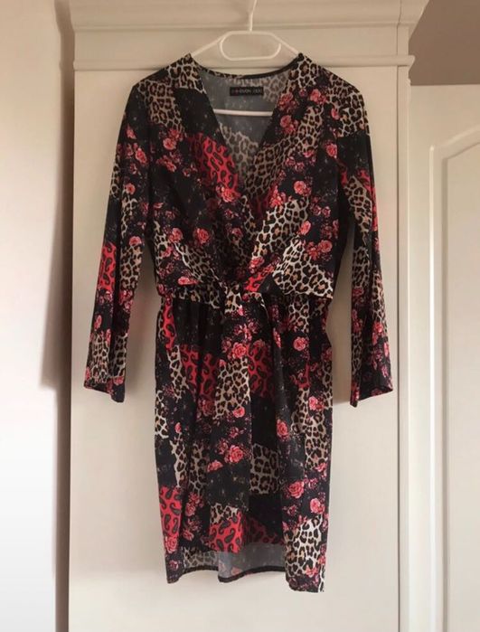 piękna sukienka z czerwonymi wstawkami