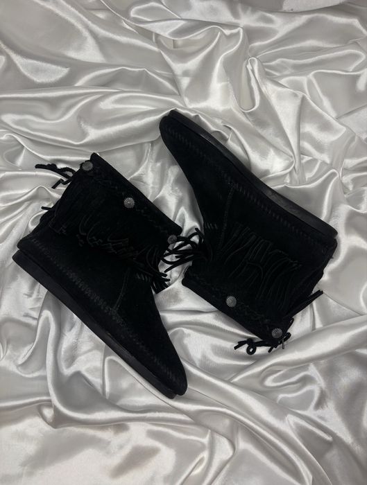 Botki Minnetonka czarne zamszowe z frędzlami frędzelkami boho
