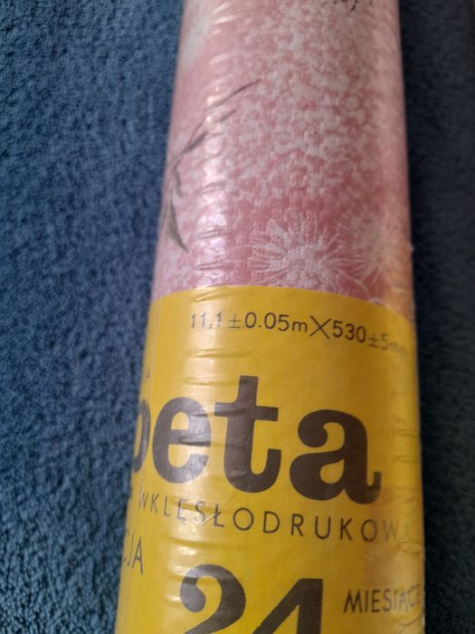 Różowa tapeta w kwiaty