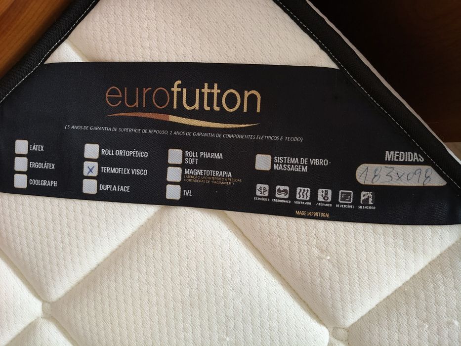 Vendo cama com estrado e colchão e mesa de cabeceira