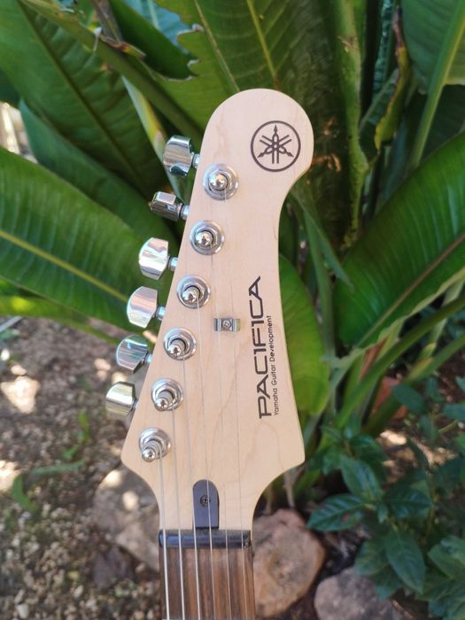 YAMAHA Pacifica 112J Electric Guitar / Guitarra