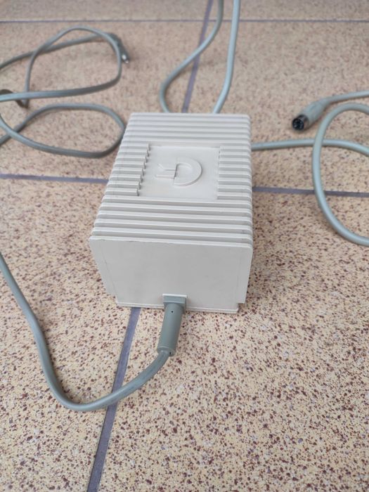 Commodore C64 oryginalny zasilacz, sprawny, stan bdb.