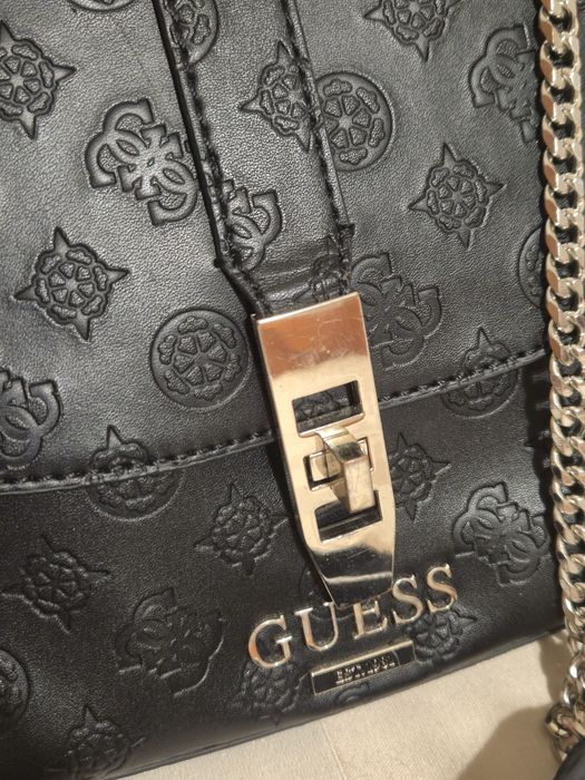 Mala Guess preta com padrão | Como nova