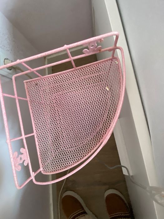 Móvel de arrumação de canto em metal rosa