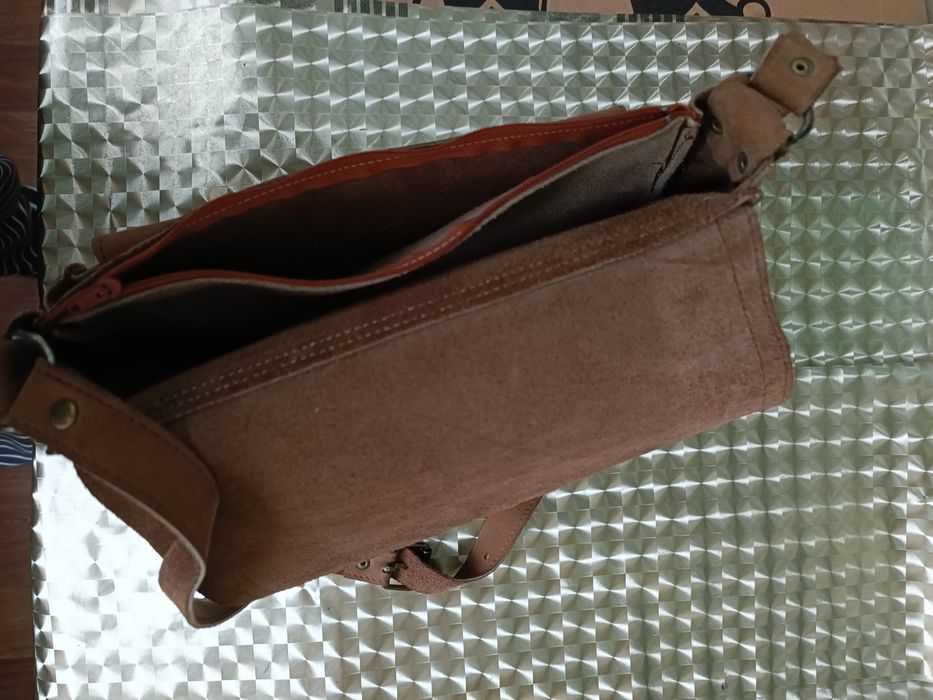 Сумка из нубука коричневого цвета с тиснением