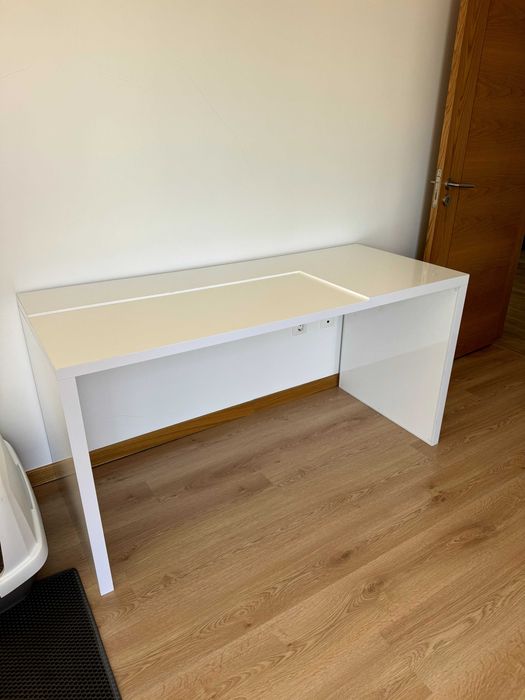 Secretária em madeira com acabamento branco brilho