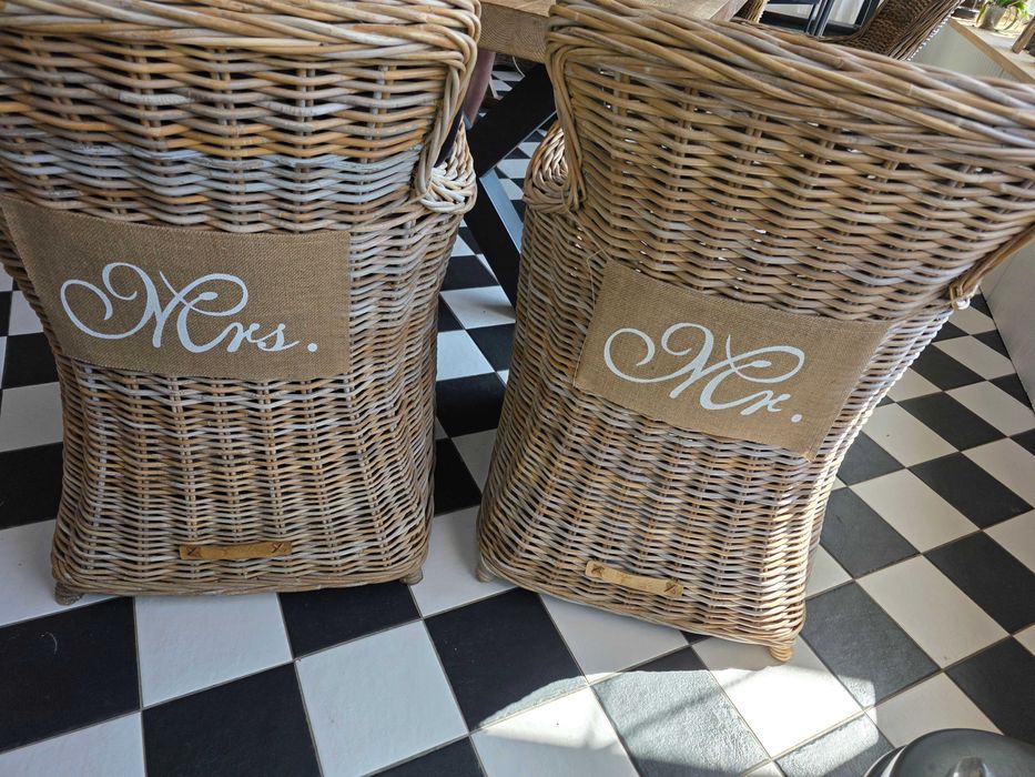 napisy na krzesła - mr. and mrs. - idealne na ślub w stylu boho :)