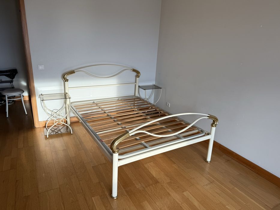 Cama com estrado 190cm x140cm