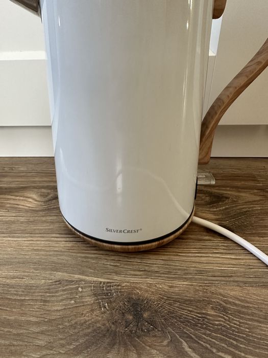 Biały czajnik SilverCrest