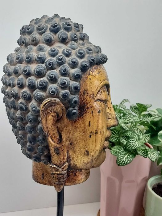 Rosto de Buda em gesso pintado