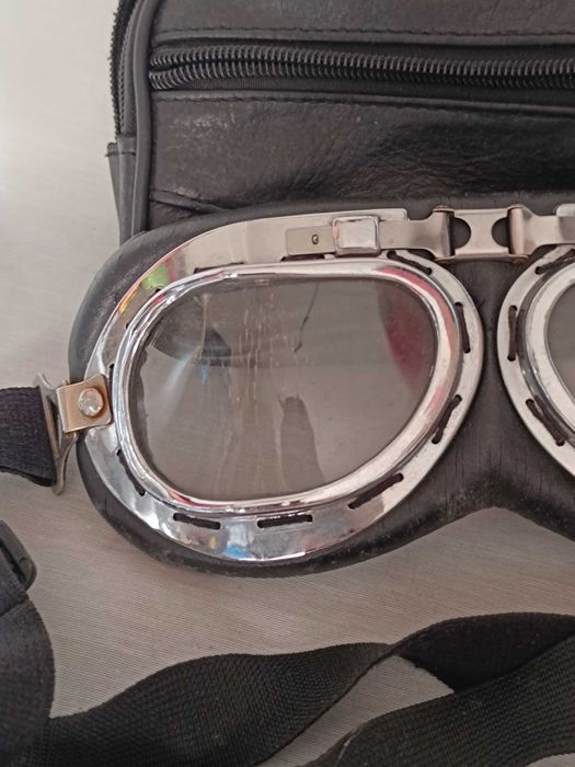 Óculos antigos de moto ou colecionador