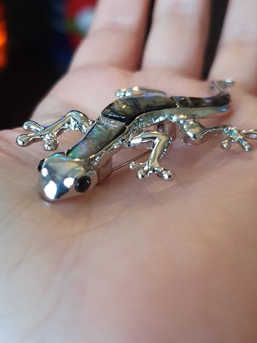 Broche / pregadeira / alfinete de peito lagarto com concha