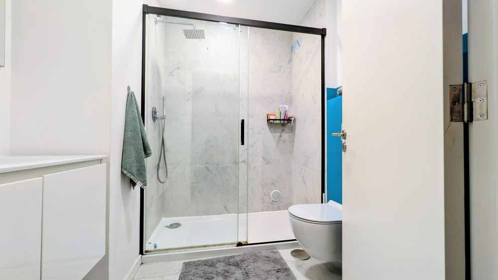 Excelente Apartamento Mobilado com Garagem e Arrecadação – A 800m da Praia e a 20 min de Lisboa!