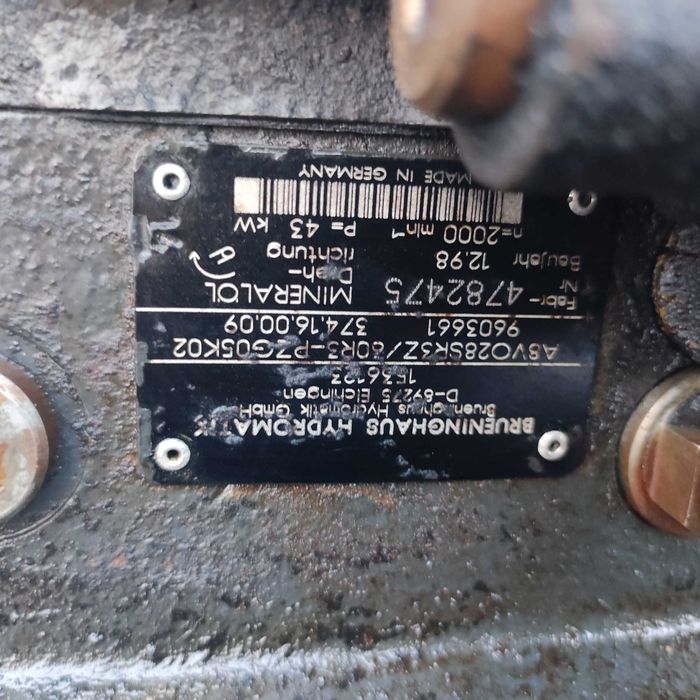 Koparka Kramer 808 - pompa hydrauliczna